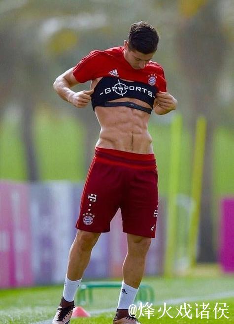 莱万因腘绳肌不适缺席训练，无缘本轮国王杯